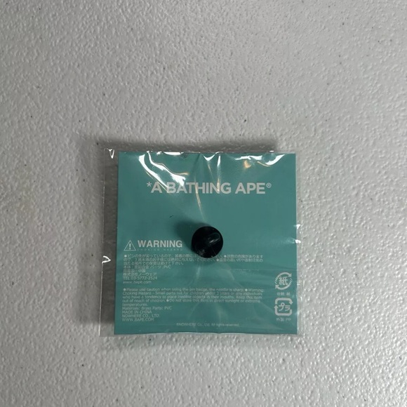 BAPE NEW YORK MADISON PIN - Picture 3 of 7